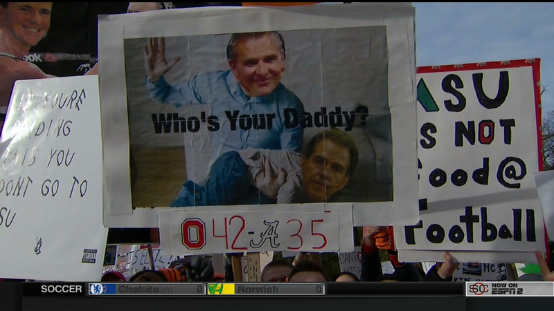 Illustration for article titled Deez Nuts: Your Ohio State College GameDay Sign Roundup